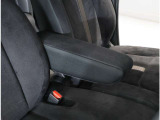アームレスト付きのフロントシート!運転中の疲れを軽減してくれます。