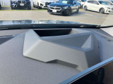 【ヘッドアップディスプレイ】現在の車速表示や目的地へのルート案内やメディア関連のリストを表示する事が可能です。視線移動を減らす事によりドライブに集中して頂けます。