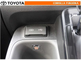 ポータブルオーディオなどの機器を接続して、車両のスピーカーで聞くことができます。