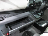インストスライドボックス ティッシュボックスがまるまる一つ入るボックスです運転席からも開け閉め可能です