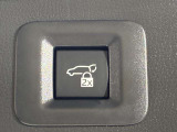 両手が荷物で塞がっている時にはコレ!パワーバックドアで開閉ラクラクです。バックドアに手が届かない時も、リモコンで開閉の操作が可能です。もちろん、荷物もたっぷり積めます。