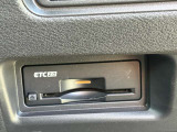 ETCならこんな利点が!!1. キャッシュレスシステムで、現金などを用意する必要無し!2. 料金所をノンストップで通過!3. 料金所付近での発進・停止の繰り返しがなくなり、排気ガスや騒音の発生が削減されます。