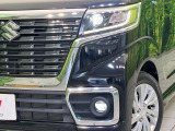 【LEDヘッドライト】悪天候や夜間走行時も良好な視界を確保し安心して運転できる高輝度LEDヘッドライトを装備!点灯速度が早く、消費電力も抑えられています。