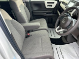 乗り心地の良いフロントシートです。足回りも広々としておりますので、長時間の運転も疲れづらいですよ。