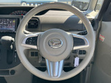 ステアリングには手元で扱えるスイッチが備わり、運転姿勢を保ちながら必要な操作を行えます。メーターや周囲の表示を確認しつつ使いやすい配置で、日常の移動を便利にサポートします。