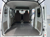 リヤシートも全車消毒済み。シートを倒すと箱形でフラットな床面でひろーい荷室。各種ケース、箱物がたっぷり積めます