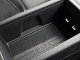いわゆる「置くだけ充電」、スマートフォンのワイヤレスチャージングが可能となっております。