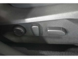 パワーシート(乗り降りから、運転席のポジション設定まで、ボタンで一つで微調整できます。高級車の必須アイテムです。)