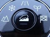 【ヒルディセントコントロール】ブレーキペダルを踏むことなく車速を一定に保つよう支援する機能です。
