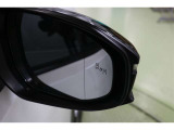 BSM搭載。バック出庫の際に左右から接近する車両を検知警告するRCTA。RCDも搭載。さらに、ドアを開ける際に後方からの接近車両との衝突の可能性がある場合警告するSEAも搭載しています。