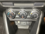 温度の設定のみで快適な風量やモードなどを自動調整してくれるフルオートエアコンを装備!