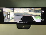 360&deg;ビューモニターでは4つのカメラで前後左右・俯瞰映像でドライバーからは見えない領域の危険認知をサポート。全周囲の死角を減らし、狭い駐車場や幅寄せ、丁字路進入時などの運転の安心感を高めます