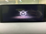 ダッシュボード上部に配置された大画面で、運転席から視線を移しやすい位置です。画面表示が見やすく、目的地確認やオーディオ操作を日常の移動で活用できます。