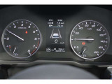 メーター中央にはカラー液晶画面が備えられ、車のインフォメーションを簡単に把握できます。
