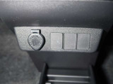 前席足元に電源ソケットを備えています!!