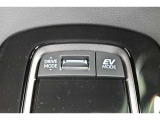 「中古車ハイブリッド保証」付き。ハイブリッド機構を無償で保証します。保証期間は、初度登録年月から10年目まで、またはロングラン保証が終わってから3年間。ただし累計走行距離が20万km以内です。