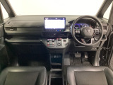 車内は光触媒抗菌消臭施工済です。インパネ周りはスタイリッシュなデザインで機能や装備も充実しています。グローブボックスやカップホルダーのほかにトレーなどたくさんの収納スペースが付いています。