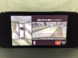 狭い場所での駐車やすれ違いなどでより的確な運転操作に役立つ360&deg;ビューモニターが装備されています。
