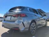 どっしりとしたバンパー下部のデザインはBMWの高級感を際立たせると共にスポーティーさを演出しております。