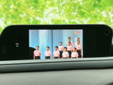 画面には映像が表示され、停車中の時間を過ごす際にも活用できます。表示内容を確認しやすいモニターを備え、車内での過ごし方の幅を広げてくれる装備です。