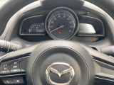 【ステアリングスイッチ】ステアリングスイッチは運転姿勢や視線を崩さずに操作が可能です。左側にはオーディオ類があります。