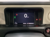 デジタル表示のスピードメーターとタコメーター、燃費やオドメーターなどの表示の他に、ホンダセンシング機能などの表示もできる多機能なマルチインフォメーション・ディスプレイです。