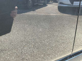 左フロントドアにキズがございます。
