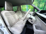 運転席シート廻りは使用感も少なく、良好な状態となっています。丁寧に使われていたことがよくわかりますね。