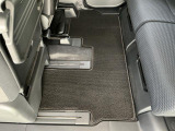 しっかりと汚れ、砂ぼこりを落とし足元まで清潔な車内空間を作り上げております♪