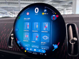 デジタルスピードメーター、航空機のコックピット操作箇所と同じ配色で目が疲れにくいように設計されてます。