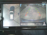 空から見下ろすような視点で、スムーズな駐車と安全確認をサポートする「アラウンドビューモニター」付です。