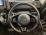 ハンドルにHondaセンシング系のクルーズコントロールやレーンキープアシストなどのスイッチと、オーディオの操作スイッチが装備されています。ハンドルから手を離さず安全に操作できます。