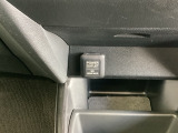 【アクセサリーソケット(電源ソケット)】電源からケーブルをつなげば、スマートフォンなどの電子機器の充電などを行うことができます!ゲーム機器や、カメラの充電にも便利ですね。