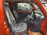 毎日過ごす運転席は要チェック。シートのへたり・擦れ、視界のイメージまで伝わる重要ポイント。