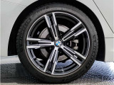 【BMWアロイホイル】軽量かつ強度に拘ったアロイホイル。走行性能ポテンシャルを引き出す設計。車の足元を引き締めてくれる大きなポイントはアロイホイルです。