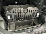 【ラゲージアンダーボックス】転がりやすい小さなお荷物などはこちらのボックスがお役立ち。スペースを有効活用しスッキリした車内空間に!