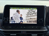 テレビ番組を画面で視聴できる装備を備えています。目的地で停車してひと息つく時間や、休憩中の過ごし方に活用でき、車内で映像を楽しみたい方にも便利です。視聴は停車中にお楽しみください。