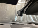 【別途SDカードの購入が必要です。また社外品は保証対象外となります。】運転中の映像・音声などを記録して、交通事故やトラブルが起きた時の正確な状況把握に役立つドライブレコーダーが装着済。
