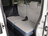 リアシートは可倒式になっていますので、長いお荷物も収納できます!!