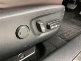 スイッチ一つでシート調整可能な電動パワーシートです。 細かい調整ができるので、何時でも思い通りのポジションが取れますね。