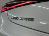 リアバンパー左右のレーダーセンサーにより車両の斜め後ろのミラーで見えない死角エリアに車両や自転車がいることを警告します。更に、側面衝突の危機があるときはブレーキを自動制御して危険回避をサポートします。