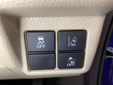 Hondaセンシング用の、VSA(ABS+TCS+横滑り抑制)解除と路外逸脱抑制機能のオンオフスイッチなどはハンドルの右側に装備しています。