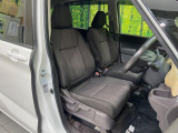 運転席まわりには十分なスペースがあり、大柄な方でもゆったり運転していただける環境です。