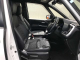 高いホールド性で運転姿勢が安定します。長距離ドライブでも疲れにくいのが魅力です。快適なドライビングライフをお送りください♪