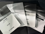 メンテナンスノート、取扱説明書ですね。 車の情報が凝縮されています。 車の整備記録が記載されている大事な物ですよ。