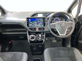 運転席周りのレイアウトをご覧ください。ナビゲーションが綺麗に装着されすっきり収まってますね!