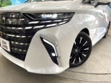 【三眼LEDヘッドライト】スタイリッシュな見た目の三眼LEDヘッドライトを装備♪スタイルだけでなく、夜間の走行も視界良好で安心してお乗りいただけます。