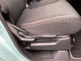 運転席にはドライバーの体型や好みに応じて前後方向だけでなく、高さの調整ができるシートリフターを装備!