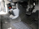 運転席フロア。ホンダ純正用品のマットがついております!