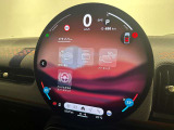 前方の状況をカメラで検知し、ドライバーの安全運転をサポートするドライビングアシストを搭載。